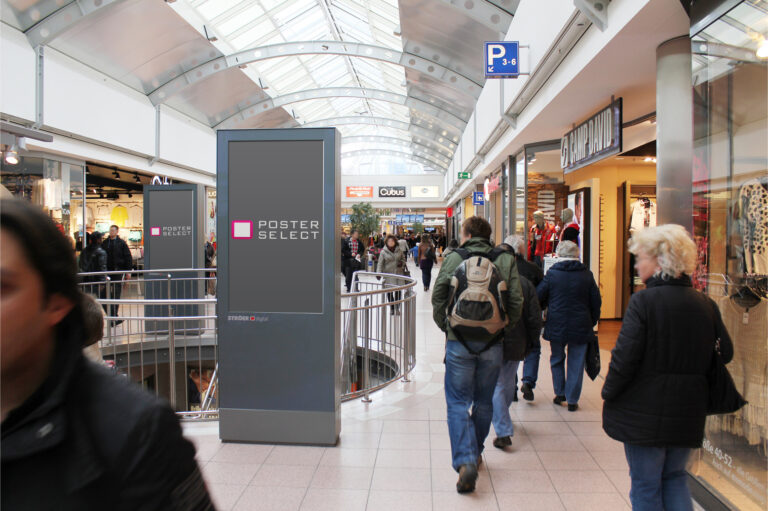 Digitaler Werbescreen in einem Einkaufszentrum