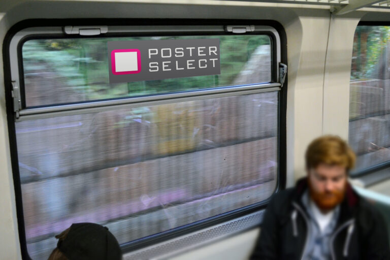Seitenscheibenplakat im Nahverkehr