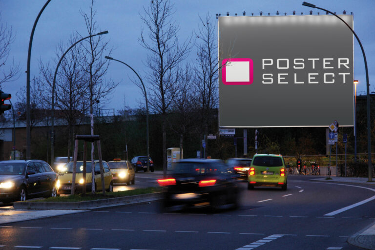 Riesenposter an einem Gebäude an einer Hauptstraße am Abend