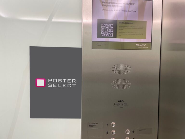 Plakat im Hotelaufzug