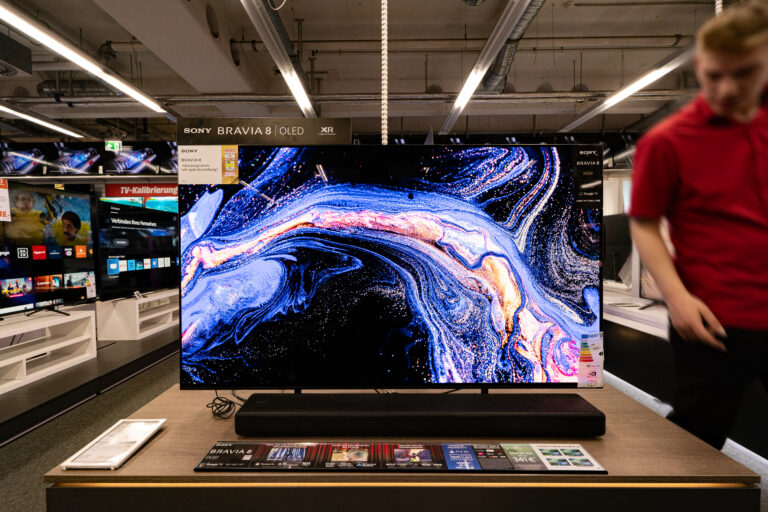 Digitaler Werbescreen in einem Elektronikmarkt in Hamburg-Altona